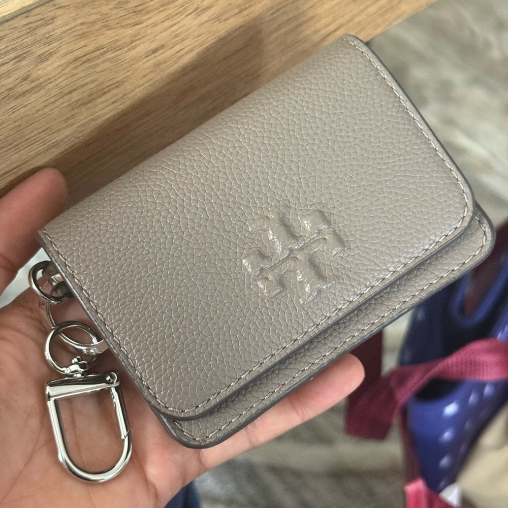 New Tory Burch Thea card case Gray Leather Keychain Wallet - Picture 2 of 9